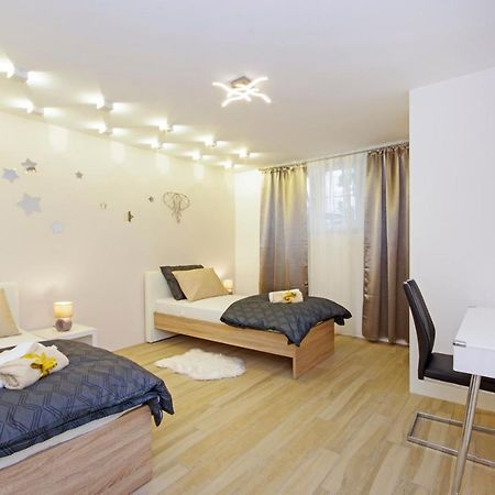 Split Symphony Garden: Modern, New Apartment エクステリア 写真