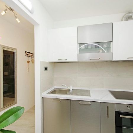 Split Symphony Garden: Modern, New Apartment エクステリア 写真