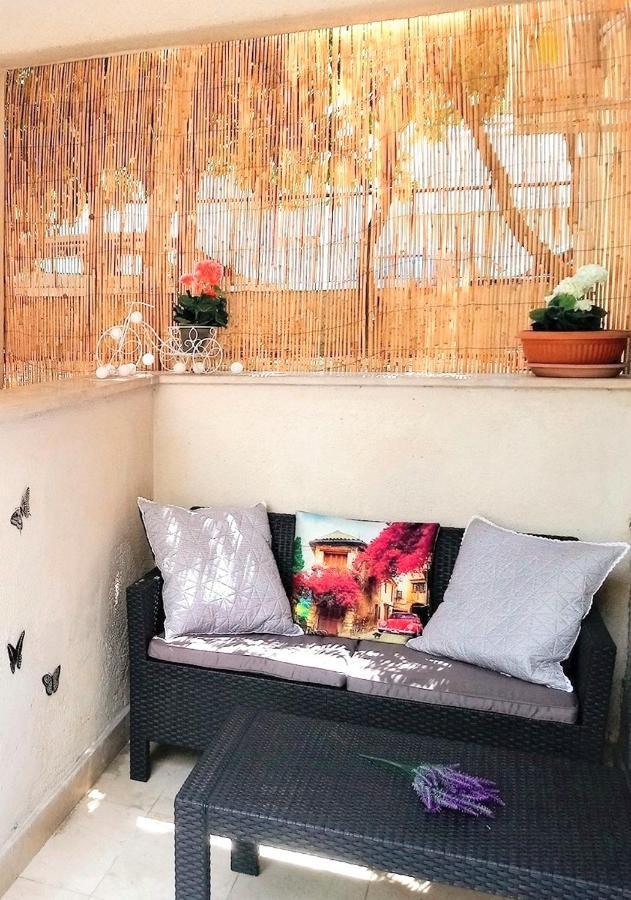 Split Symphony Garden: Modern, New Apartment エクステリア 写真