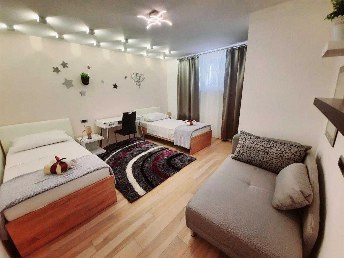 Split Symphony Garden: Modern, New Apartment エクステリア 写真