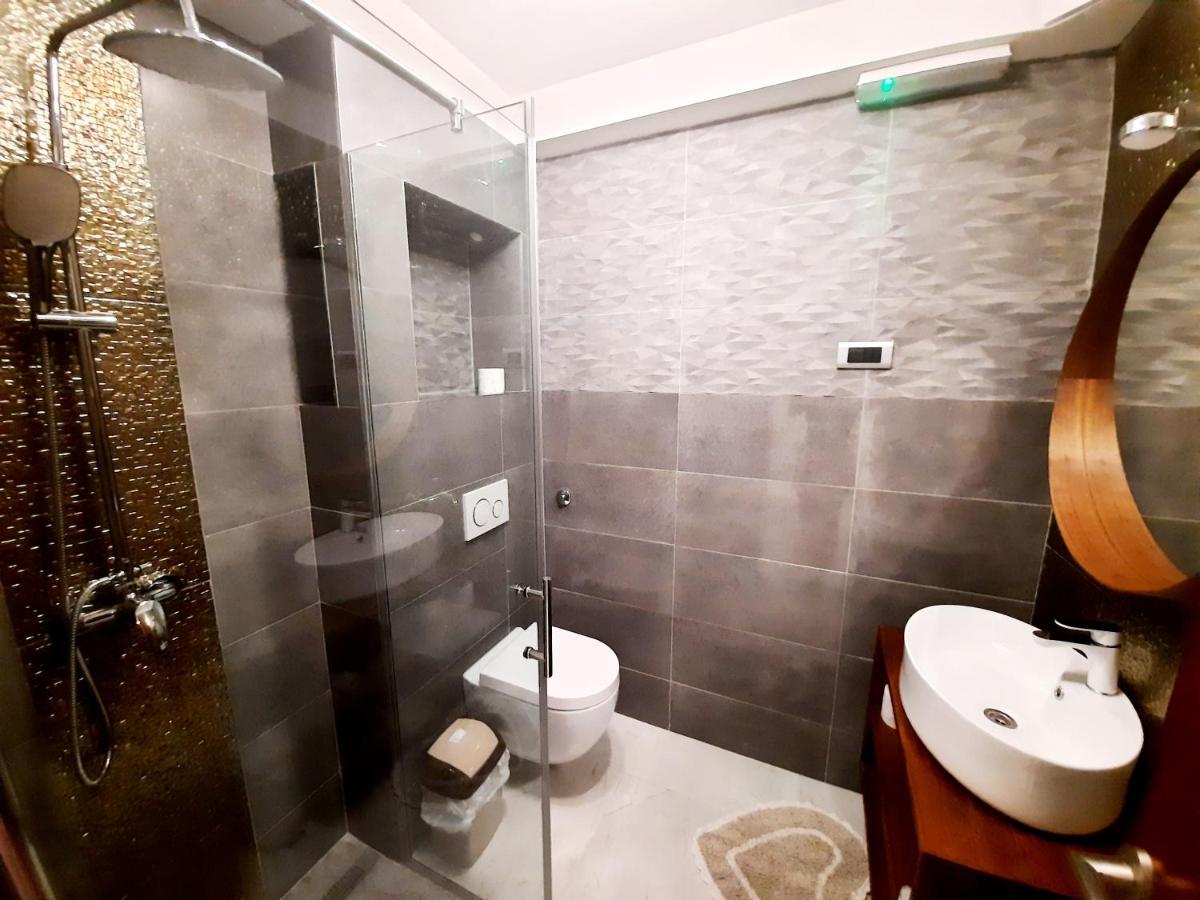 Split Symphony Garden: Modern, New Apartment エクステリア 写真