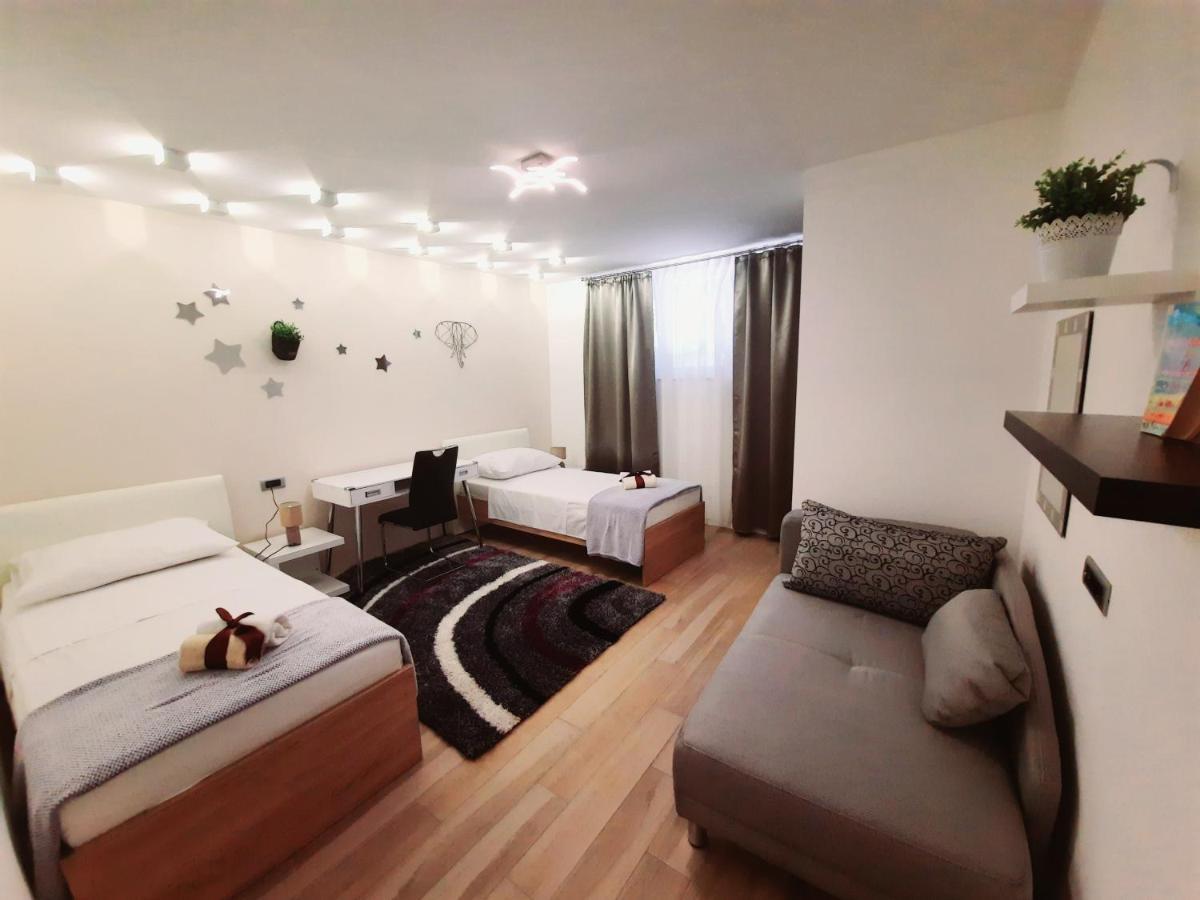 Split Symphony Garden: Modern, New Apartment エクステリア 写真