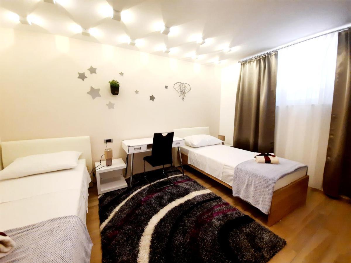 Split Symphony Garden: Modern, New Apartment エクステリア 写真