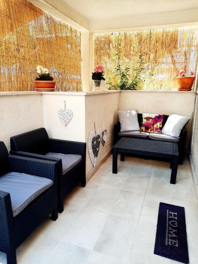 Split Symphony Garden: Modern, New Apartment エクステリア 写真