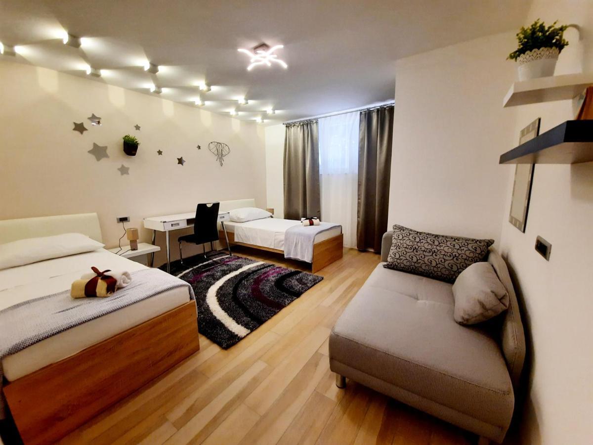 Split Symphony Garden: Modern, New Apartment エクステリア 写真