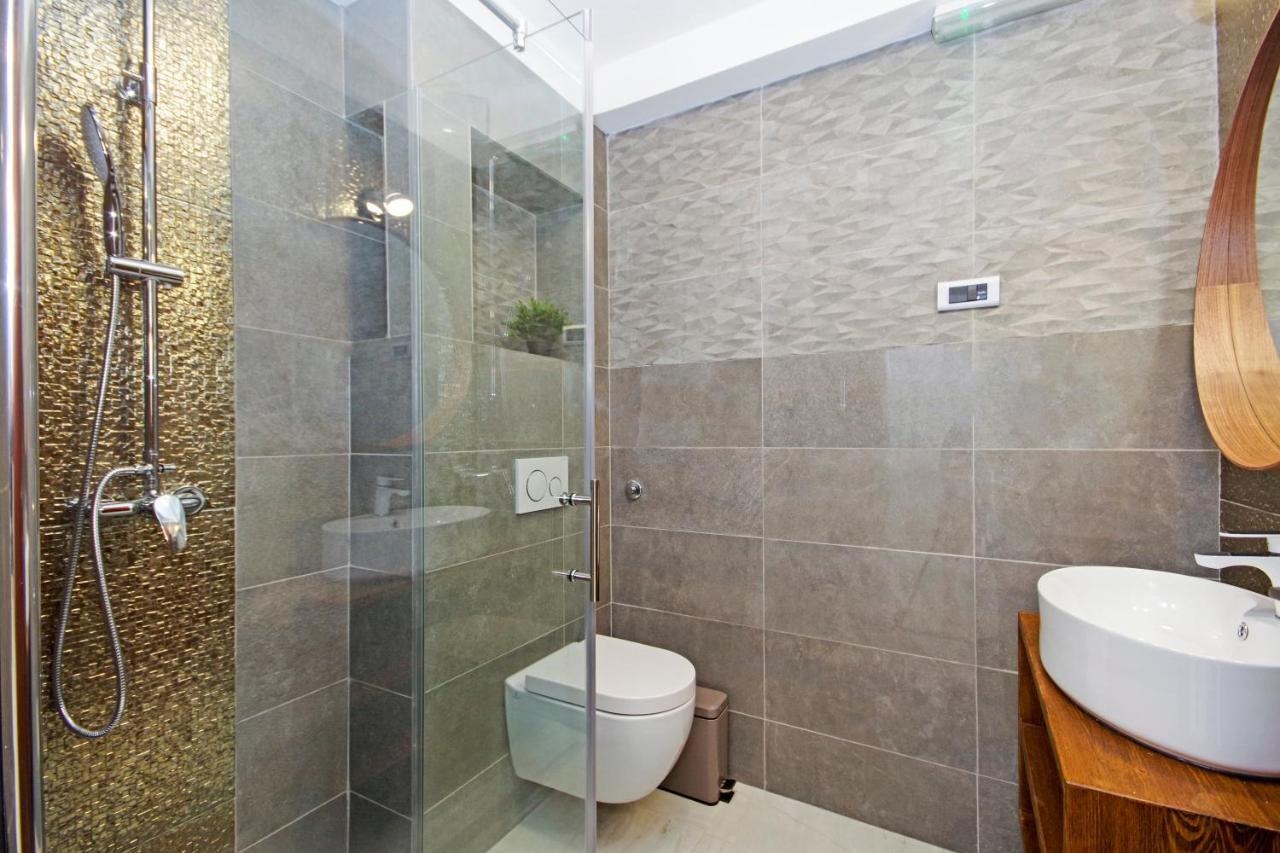Split Symphony Garden: Modern, New Apartment エクステリア 写真