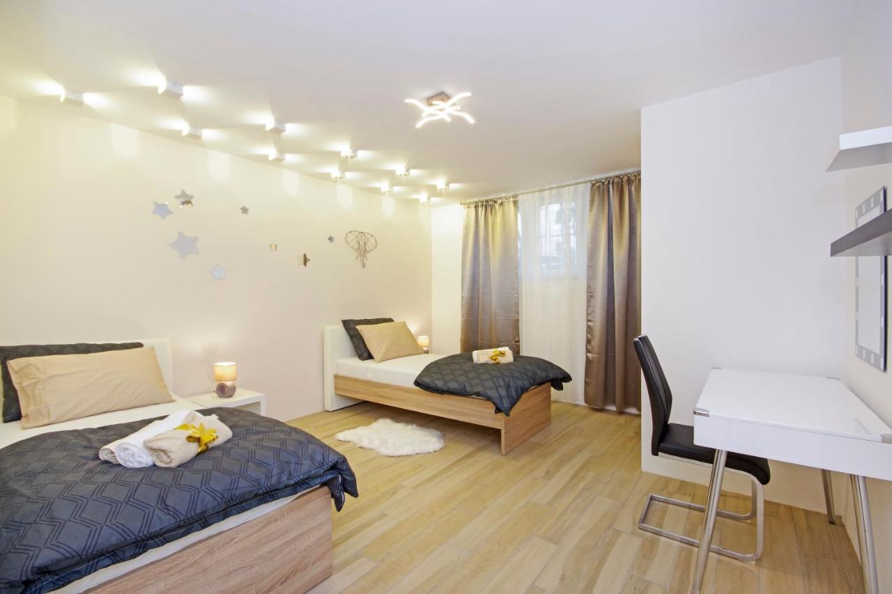 Split Symphony Garden: Modern, New Apartment エクステリア 写真