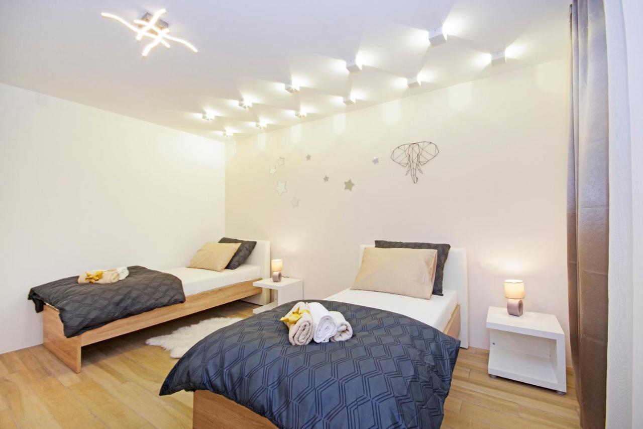 Split Symphony Garden: Modern, New Apartment エクステリア 写真