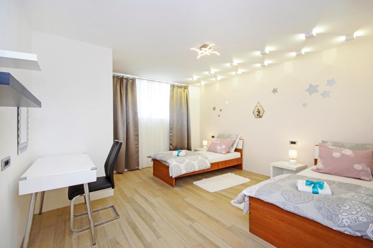 Split Symphony Garden: Modern, New Apartment エクステリア 写真