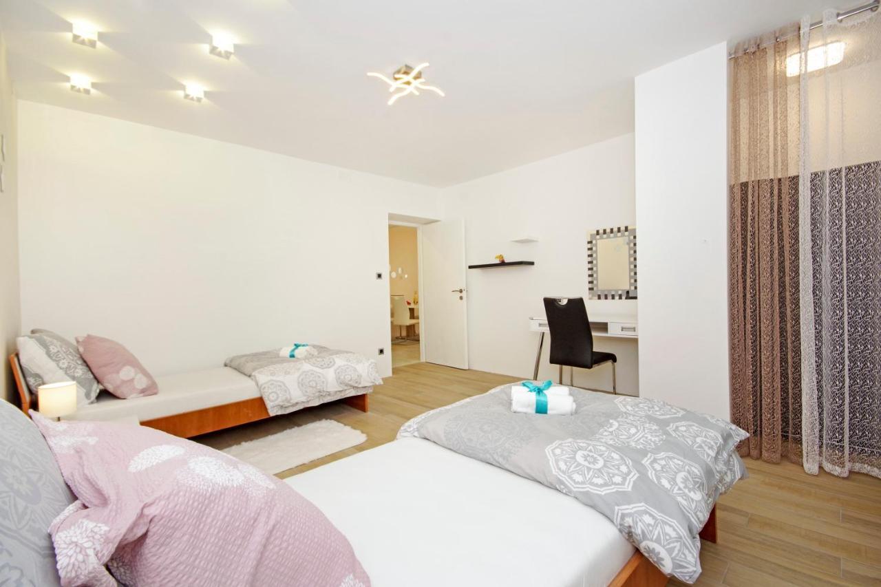 Split Symphony Garden: Modern, New Apartment エクステリア 写真