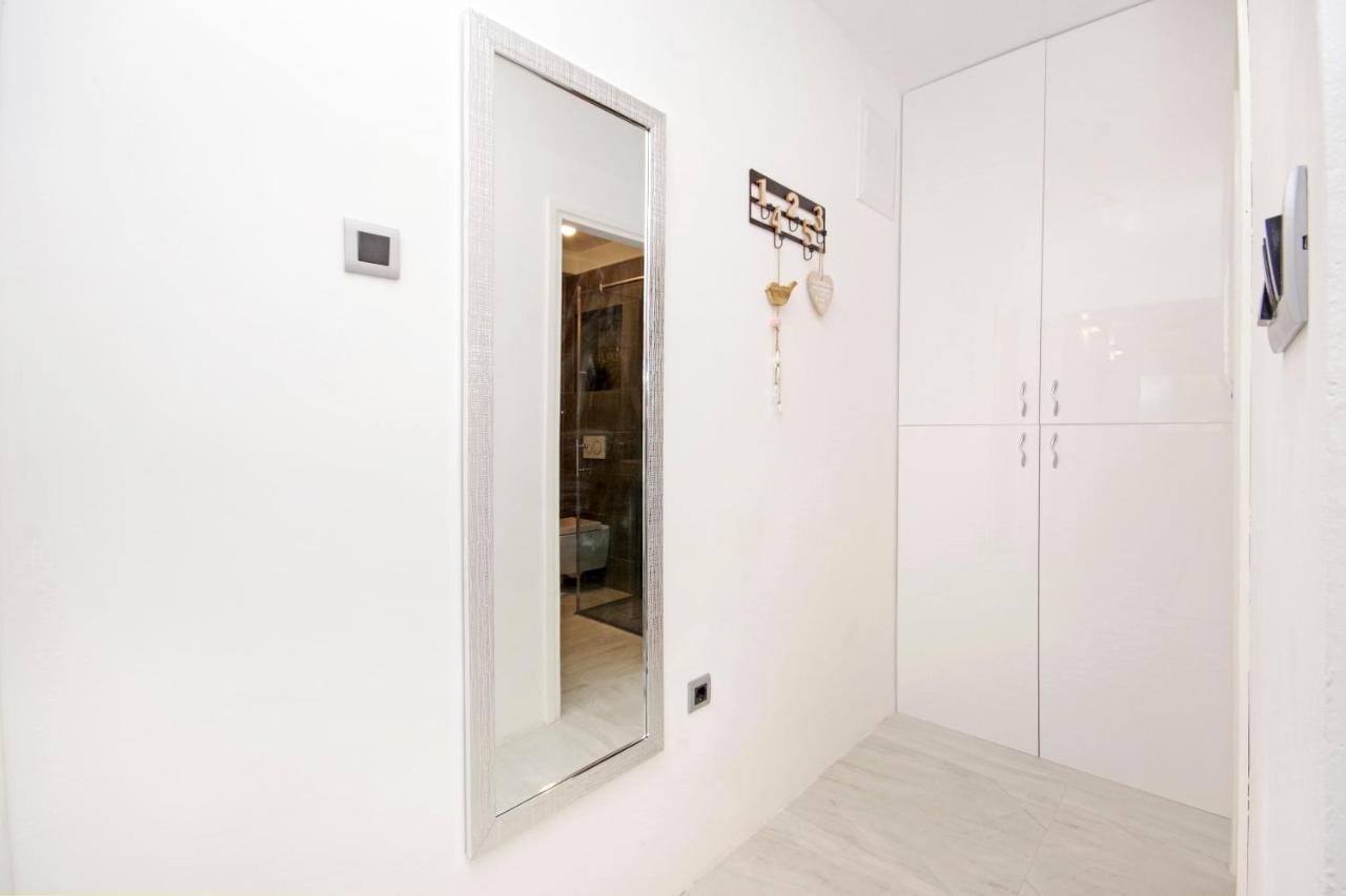 Split Symphony Garden: Modern, New Apartment エクステリア 写真