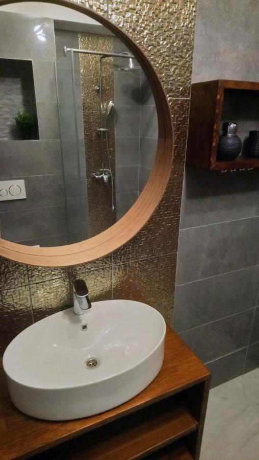 Split Symphony Garden: Modern, New Apartment エクステリア 写真