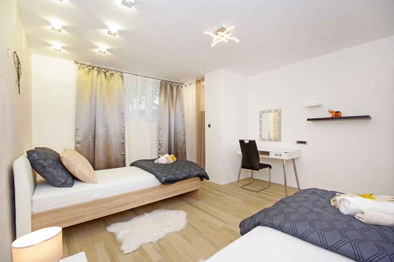 Split Symphony Garden: Modern, New Apartment エクステリア 写真