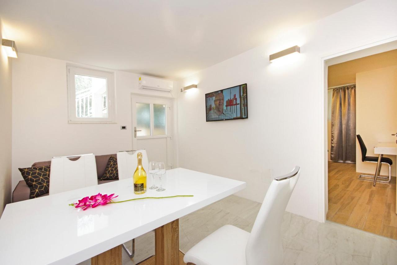 Split Symphony Garden: Modern, New Apartment エクステリア 写真