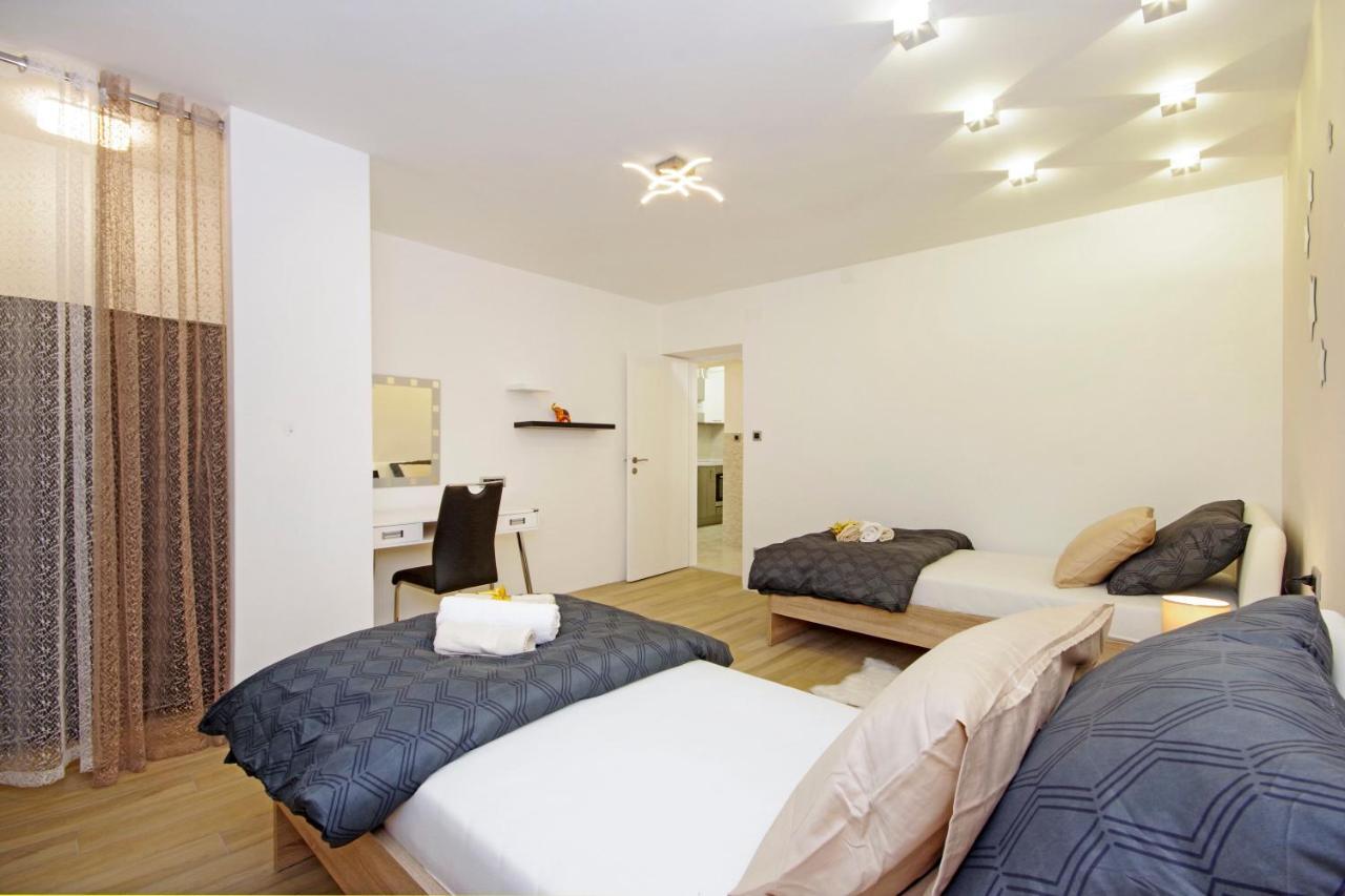 Split Symphony Garden: Modern, New Apartment エクステリア 写真