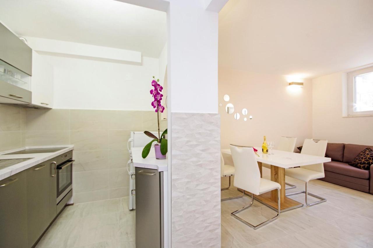 Split Symphony Garden: Modern, New Apartment エクステリア 写真