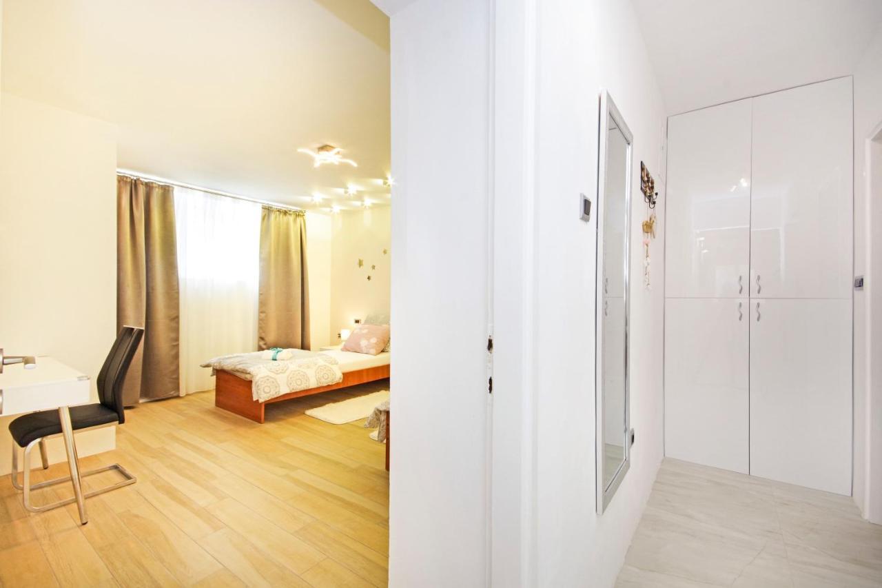 Split Symphony Garden: Modern, New Apartment エクステリア 写真