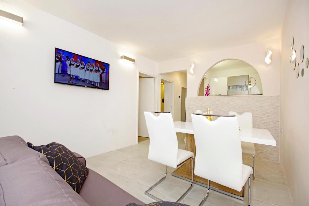 Split Symphony Garden: Modern, New Apartment エクステリア 写真