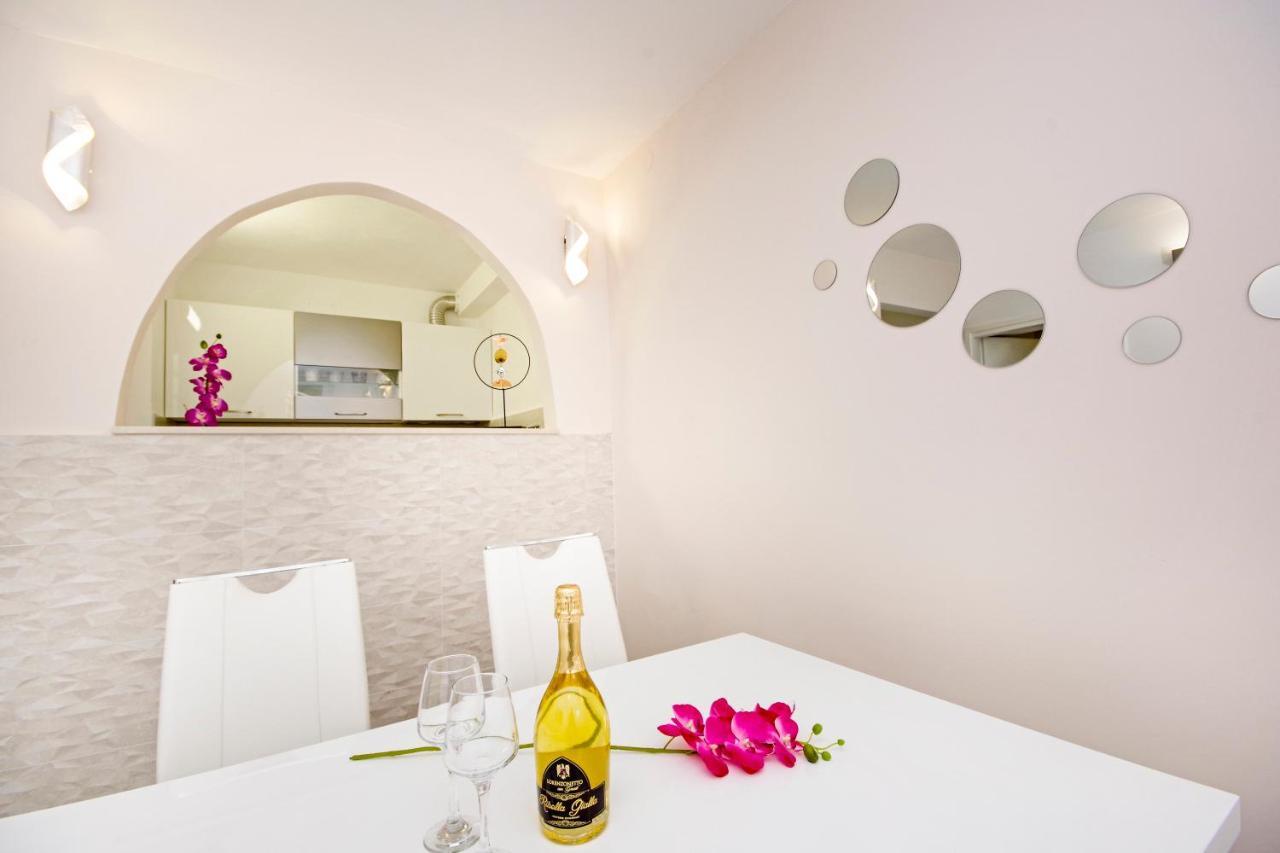 Split Symphony Garden: Modern, New Apartment エクステリア 写真